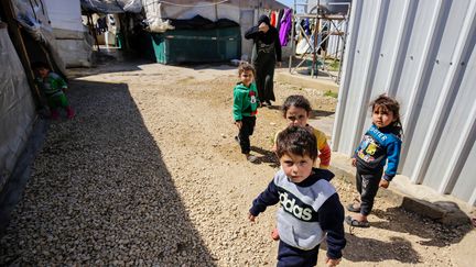 Des enfants syriens dans un camp de réfugiés à Mhammara, dans le nord du Liban, en mars 2019 (illustration). (IBRAHIM CHALHOUB / AFP)