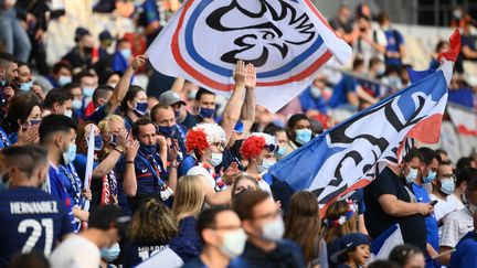 Les supporters français étaient de retour, mardi 8 juin, au Stade de France, pour le dernier match de préparation des Bleus avant le début de l'Euro, vendredi 11 juin. (FRANCK FIFE / AFP)