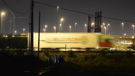 Un groupe de migrants tentent de rejoindre le site d'Eurotunnel, à Calais (Pas-de-Calais), le 18 décembre 2015. (ARTUR WIDAK / NURPHOTO)