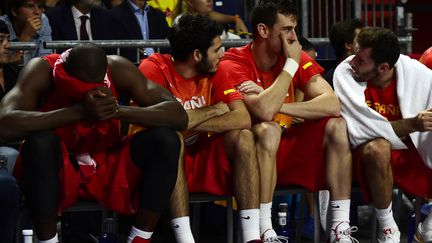 Les joeurs espagnols sont assom&eacute;s par la victoire de la France en quarts de finale du Mondial de Basket &agrave; Madrid (Espagne), le 10 septembre 2014. (JAVIER SORIANO / AFP)