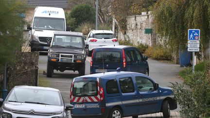 Des voitures de gendarmerie à Ville-sur-Lumes où des recherches ont lieu, le 26 octobre.&nbsp; (FRANCOIS NASCIMBENI / AFP)