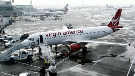Un avion de la compagnie Virgin America est stationn&eacute; &agrave; l'a&eacute;roport international JFK, le 8 ao&ucirc;t 2007, &agrave; New York (Etats-Unis). (SHANNON STAPLETON / REUTERS)