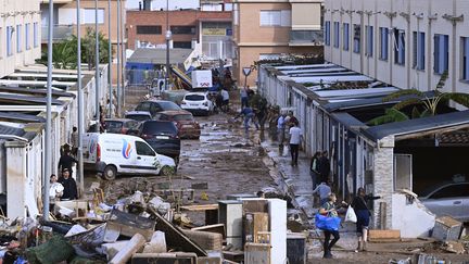 Des dégâts causés par les intempéries meurtriers à Alfafar, dans la région de Valence (Espagne), le 1er novembre 2024. (JOSE JORDAN / AFP)