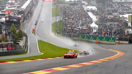 La voiture de sécurité emmène le peloton sous la pluie lors du Grand Prix de Belgique, le 29 août 2021. (DPPI via AFP)