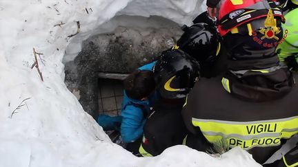 Italie : dix survivants retrouvés après l’avalanche qui a enseveli un hôtel