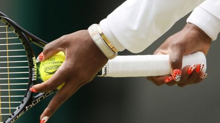 L'Am&eacute;ricaine Serena Williams avant le d&eacute;but de son match l'opposant &agrave; la Fran&ccedil;aise Caroline Garcia au tournoi de tennis de Wimbledon &agrave; Londres (Royaume-Uni), le 27 juin 2013. (STEFAN WERMUTH / REUTERS)