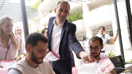 Raphael Glucksmann distribuant des tracts pour soutenir le "Nouveau Front Populaire" pour les élections législatives à Marseille, le 19 juin 2024. (JEREMY PAOLONI / AFP)