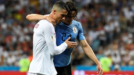 Classe. Le joli geste de Cristiano Ronaldo qui raccompagne Edinson Cavani, blessé à une cuisse, lors du huitième de finale remporté (2-1) par la Celeste, le 30 juin à Sotchi, en Russie. (JONATHAN NACKSTRAND / AFP)