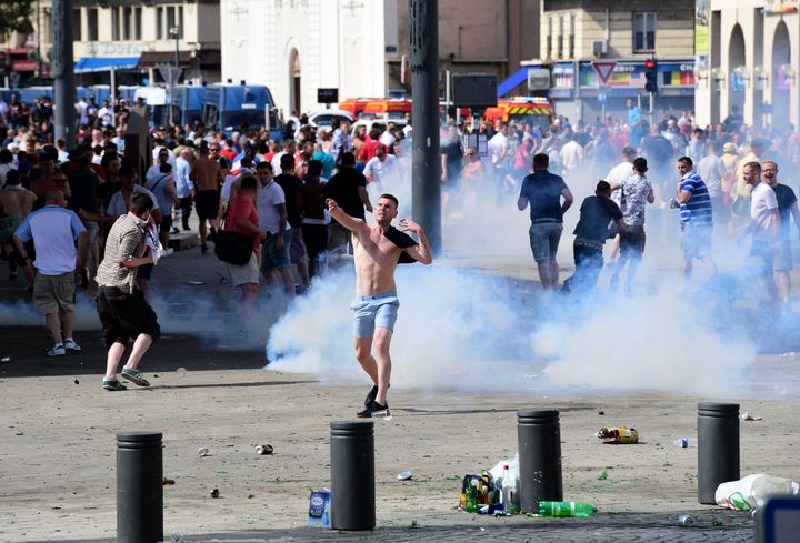 Un supporter anglais, lors des émeutes en marge du match Angleterre-Russie de l'Euro 2016 à Marseille. (LEON NEAL / AFP)