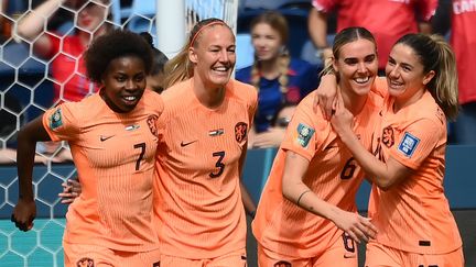 Les Néerlandaises célèbrent le but de Jill Roord face à l'Afrique du Sud, à la Coupe du monde, le 6 août 2023. (FRANCK FIFE / AFP)