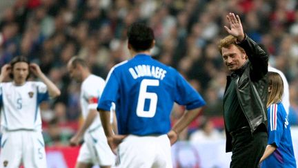 Johnny Hallyday salue le public en entrant sur le Stade de France en 2002.
 (JACQUES DEMARTHON / AFP)