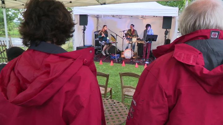 13 concerts organisés jusqu'au 27 août 2020 dans les jardins de particuliers corréziens. (A. Martiniky / France Télévisions)