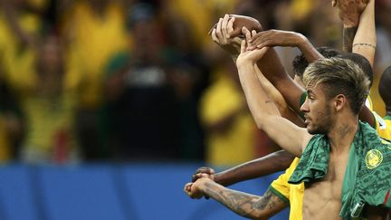 Le Br&eacute;silien Neymar c&eacute;l&egrave;bre sa victoire face au Cameroun lors du dernier match de poule en Coupe du monde de football &agrave; Brasilia (Br&eacute;sil), le 23 juin 2014. (UESLEI MARCELINO / REUTERS)