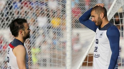 Les joueurs Mathieu Valbuena et Karim Benzema lors d'un entraînement au Brésil, le 10 juin 2014. (DAVID VINCENT / AP / SIPA)