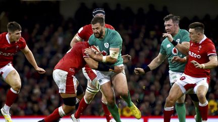 L'Irlandais Stuart McCloskey en percussion dans la défense galloise, lors du premier match du Tournoi des six nations 2023 entre le pays de Galles et l'Irlande, à Cardiff, le 4 février 2023. (RUI VIEIRA / AP)