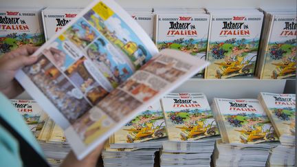 Le dernier opus de la série "Astérix", en vente dans une librairie, à Stuttgart (Allemagne), le 19 octobre 2017. (MARIJAN MURAT / DPA)