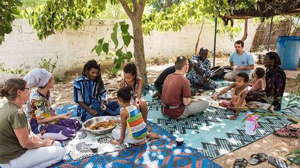 compagnon et ami du fondateur du Mouridisme (une confrérie soufie), Ahmadou Bamba Mbacké. Ils sont éparpillés dans tout le Sénégal et regroupés en dahiras. On les confond parfois avec les rastas de Jamaïque car ils sont coiffés comme eux avec des dreadlocks. Dans le village de Ndem, les Baye Fall représentent environ 10% de la population. Les membres de cette «confrérie soufie vivent leur spiritualité et rendent hommage à Dieu par le travail physique et par la dévotion. C’est aussi cette philosophie de la vie qui a contribué à développer Ndem et d’autres régions du Sénégal, à améliorer les conditions de vie, parce qu’elle invite à un travail qui, accompli avec ferveur, rencontre un sens ultime», explique Juliette Kempf du site Reporterre. (Nathalie Guironnet)