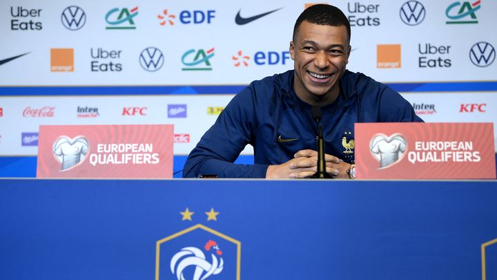 Kylian Mbappé en conférence de presse avec l'équipe de France avant le match face aux Pays-Bas, le 23 mars 2023. (FRANCK FIFE / AFP)