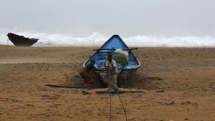 Le cyclone Phailin, tr&egrave;s proche d'une temp&ecirc;te super-cyclonique, la cat&eacute;gorie la plus &eacute;lev&eacute;e, s'annon&ccedil;ait comme le plus fort &agrave; balayer l'est du subcontinent indien depuis quatorze ans. (ADNAN ABIDI / REUTERS)