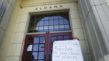 Une école élémentaire fermée à Los Angeles, en Californie (Etats-Unis), le 15 décembre 2015. (JASON REDMOND / REUTERS)