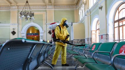 Un employé du&nbsp;ministère&nbsp;des Situations d'urgence désinfecte la gare de&nbsp;Rizhsky&nbsp;à Moscou, le 17 juin 2021. (MAKSIM BLINOV / SPUTNIK / AFP)