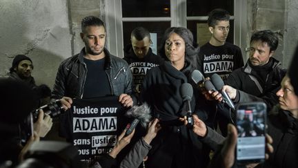 Assa Traoré (au centre) la sœur d'Adama, mort le 19 juillet, accompagné de Youssouf et de Bagui, le 22 novembre 2016 devant la mairie de Beaumont-sur-Oise (Val-d'Oise). (JULIEN MATTIA / NURPHOTO / AFP)