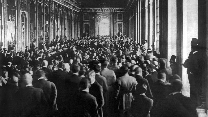 Signature du trait&eacute; de Versailles dans la galerie des Glaces du ch&acirc;teau, le 28 juin 1919. (AFP )