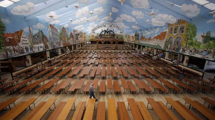 Derniers pr&eacute;paratifs avant l'ouverture du 179e Oktoberfest &agrave; Munich (Allemagne), le 18 septembre 2012. (MATTHIAS SCHRADER / AP / SIPA)