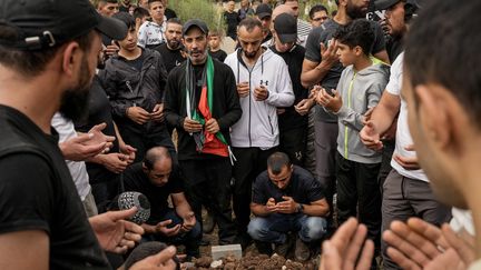 Une cérémonie funéraire sur le camp d'Askar à Naplouse, en Cisjordanie, le 29 octobre 2023. (WOLFGANG SCHWAN / ANADOLU / AFP)