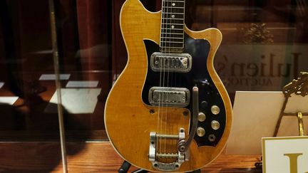 Une guitare jouée à ses débuts par George Harrison, un des guitaristes des Beatles, est proposée aux enchères vendredi à New York pour une valeur estimée entre 400.000 et  600.000 dollars.
 (JEWEL SAMAD / AFP)