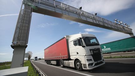 Des poids lourds passent sous des portiques prévu par la loi Ecotaxes à Sainte-Croix-en-Plaine, en Alsace, le 5 avril 2024. (VINCENT VOEGTLIN / MAXPPP)