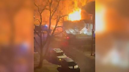 Une explosion a soufflé une maison en banlieue de Washington, à Arlington, le 5 décembre 2023. (Capture d'écran X)