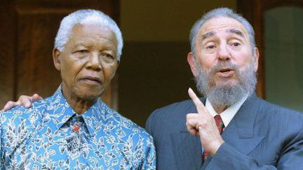 Fidel Castro rend visite à Nelson Mandela à son domicile de Johannesburg (Afrique du Sud), le 2 septembre 2001. (REUTERS)