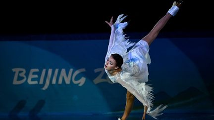 La championne olympique de patinage artistique&nbsp;Anna Shcherbakova, âgée de 17 ans, lors du gala de clôture aux JO de Pékin. (ANNE-CHRISTINE POUJOULAT / AFP)