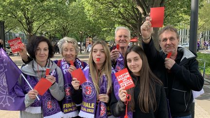 Christophe (à droite) et sa famille sont venus de Toulouse pour la finale de la Coupe de France. (GABRIEL JOLY)