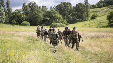 Des membres du régiment Azov en plein entrainement près de&nbsp;Kharkiv.&nbsp; (ORLANDO BARRIA / EFE / MaxPPP)