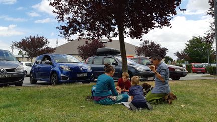 Une famille fait une pause sur l'A13 près de Caen, le 3 juillet 2020 (photo d'illustration). (OLIVIER DUC / RADIOFRANCE)