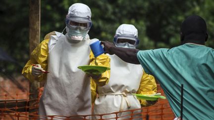 Une unit&eacute; de M&eacute;decins sans fronti&egrave;res apporte de la nourriture &agrave; des patients malades du virus Ebola &agrave;&nbsp;Kailahun (Sierra Leone). ( REUTERS   )