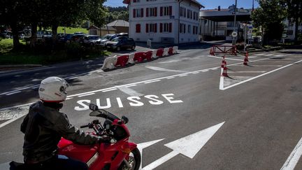 Près de 172&nbsp;000&nbsp;Français traversent chaque jour la frontière avec la Suisse&nbsp;pour leur travail. Ils sont près de la moitié rien qu'à Genève. Photo d'illustration. (VINCENT ISORE / MAXPPP)