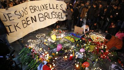 Réunis à Bruxelles, le 22 mars 2016, des gens tiennent un bannière sur laquelle on peut lire en flamand et en français «Je suis Bruxelles», après les attentats qui ont frappé la capitale belge dans la matinée.

 (REUTERS/Charles Platiau)