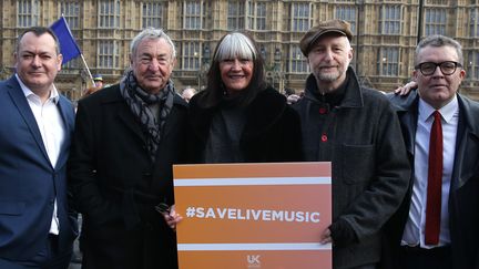 De gauche à droite, Michael Dugher (patron de l'organisation UK Music), Nick Mason (Pink Floyd), la chanteuse Sandy Shaw, le chanteur Billy Bragg et le député Tom Watson (Labour Party) manifestent devant le Parlement, à Londres (10 janvier 2018)
 (Daniel Leal-Olivas / AFP)
