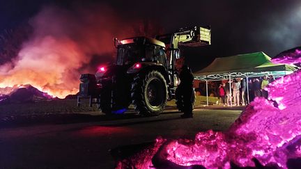 Des agriculteurs bloquent un accès à la centrale nucléaire de Golfech (Tarn-et-Garonne), le 22 janvier 2024. (FABIEN MAGNENOU / FRANCEINFO)