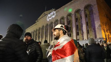 Un manifestant devant le Parlement géorgien, le 8 décembre 2024 à Tbilissi. (FABIEN MAGNENOU / FRANCEINFO)