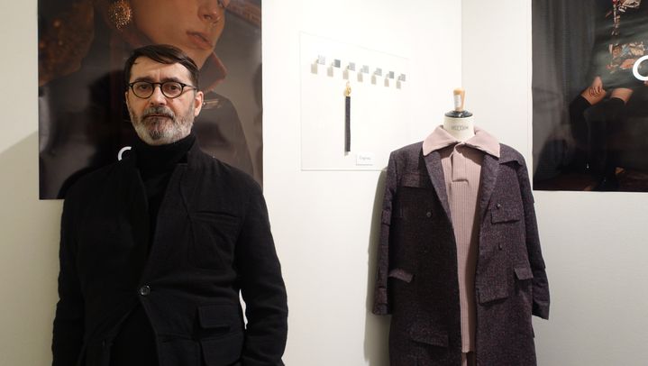 Le couturier Franck Sorbier devant un stand de créateurs en lice à Dinan, le 14 avril 2018
 (Corinne Jeammet)