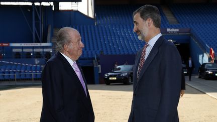 L'ancien roi Juan Carlos et son fils le roi Felipe VI, le 25 janvier 2018 à Madrid (Espagne). (CASA DE S.M. EL REY / AFP)