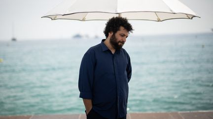 Le réalisateur Saeed Roustayi pose sur la Croisette à Cannes le 26 mai 2022.&nbsp; (LOIC VENANCE / AFP)