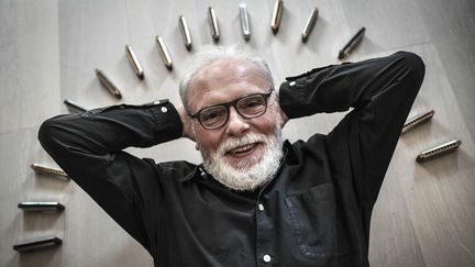 Jean-Jacques Milteau et ses harmonicas, le 22 avril 2021 à Paris (STEPHANE DE SAKUTIN / AFP)