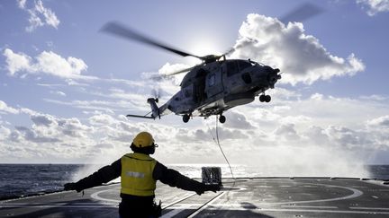 Appontage sur la frégate Auvergne de l’hélicoptère Caïman, en mer Noire, au large de la Crimée, le 21 décembre 2021. (ETAT-MAJOR DES ARMÉES)