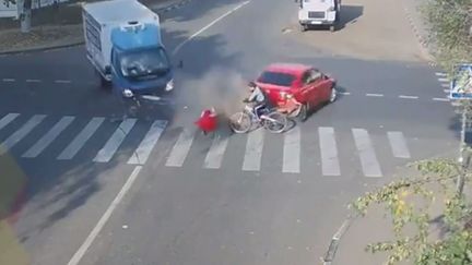 Capture d'&eacute;cran d'une vid&eacute;o, post&eacute;e sur YouTube, du site sp&eacute;cialis&eacute; Live Leak montrant un accident survenu &agrave;&nbsp;Lioubertsy, dans la banlieue de Moscou (Russie), le 19 septembre 2014. (LIVE LEAK / YOUTUBE)