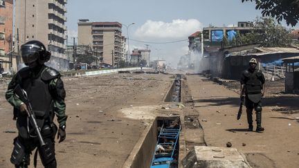 Des policiers guinéens dans les rues de Conakry (Guinée) lors de manifestation contre la réélection d'Alpha Condé, le 23 octobre 2020. (JOHN WESSELS / AFP)